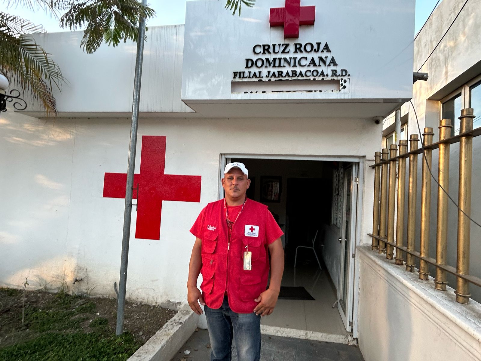 Agente policial agrede con pistola eléctrica a un directivo de la Cruz Roja en un hospital de Santiago