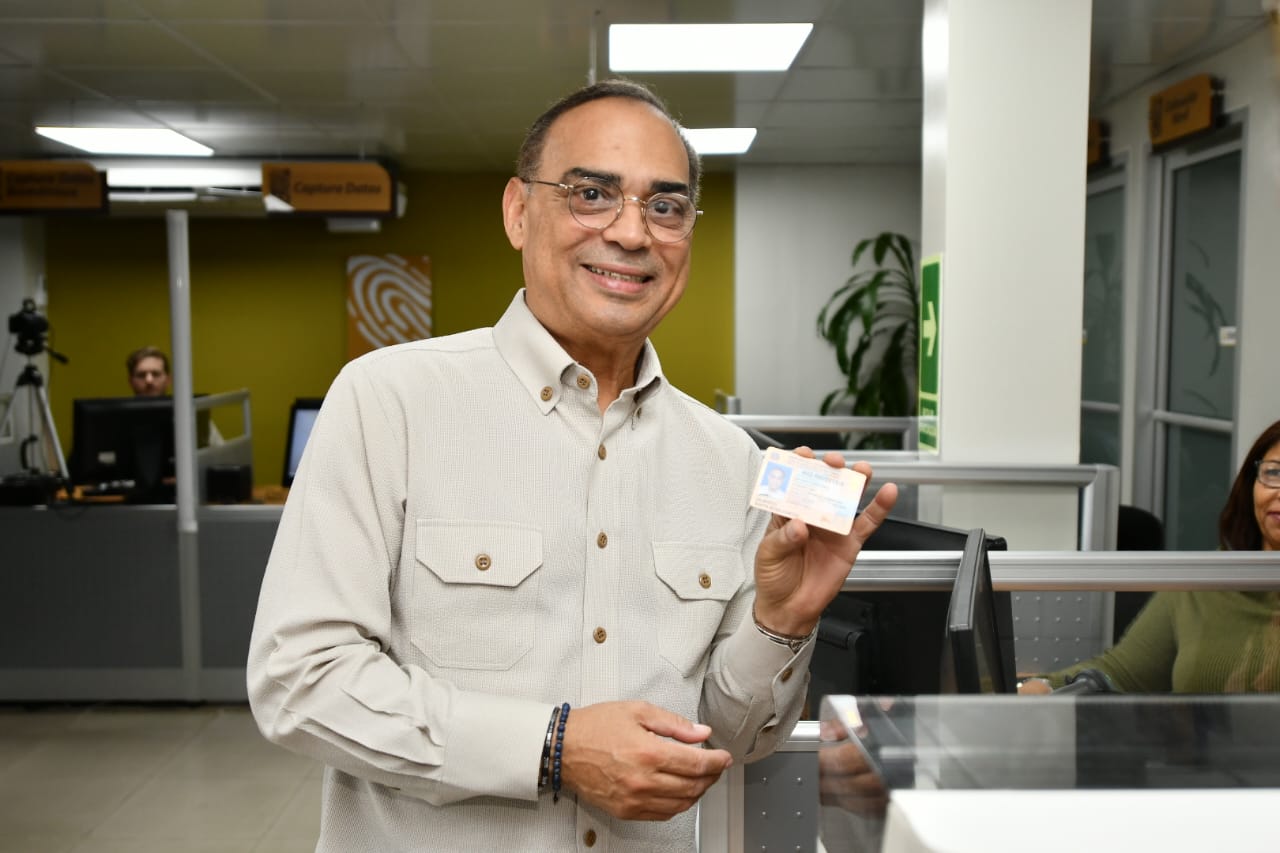 JCE entrega documentos de identidad dominicanos al salsero Gilberto Santa Rosa