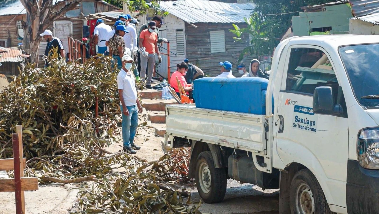 Alcaldía de Santiago realiza operativo de limpieza y reforestación en cañadas de Los Mangos en Zamarrilla