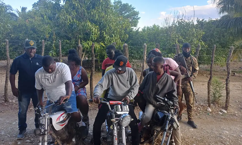 Interceptan indocumentados que eran transportados en motocicletas conducidas por cuatro dominicanos en San Juan de la Maguana y Elías Pina