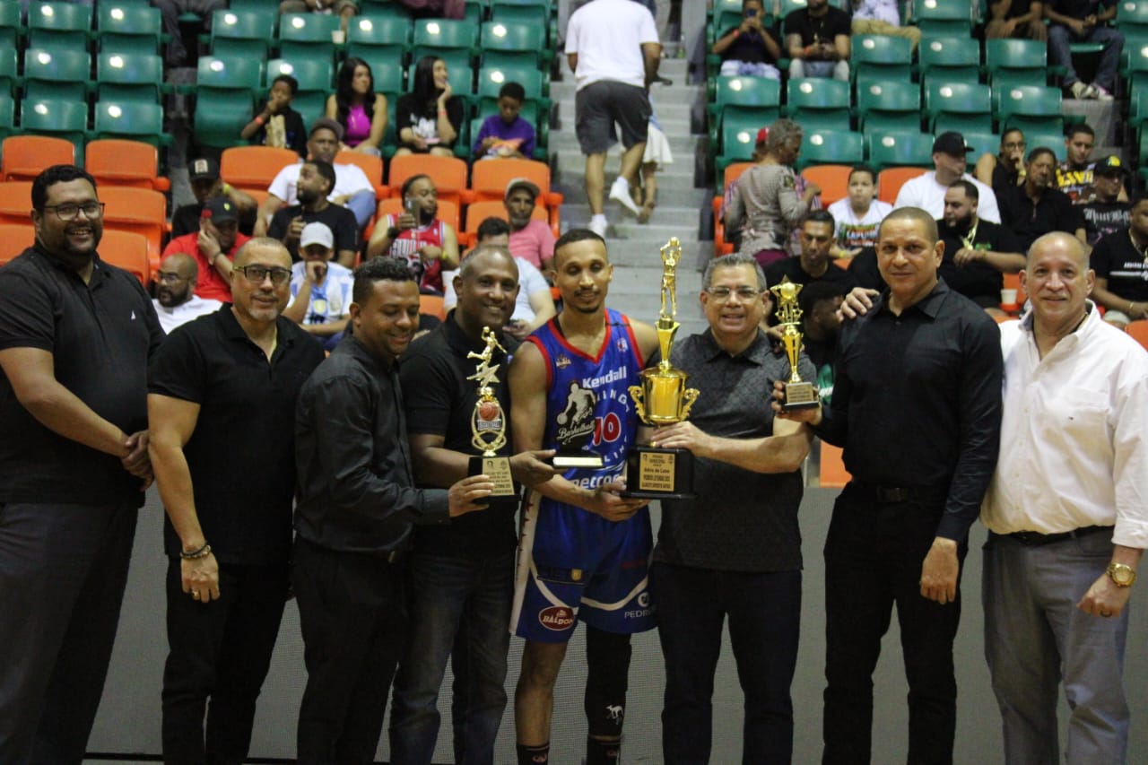 Adrís de León elegido jugador más valioso y Víctor Peña repite como dirigente del año en baloncesto superior de Santiago
