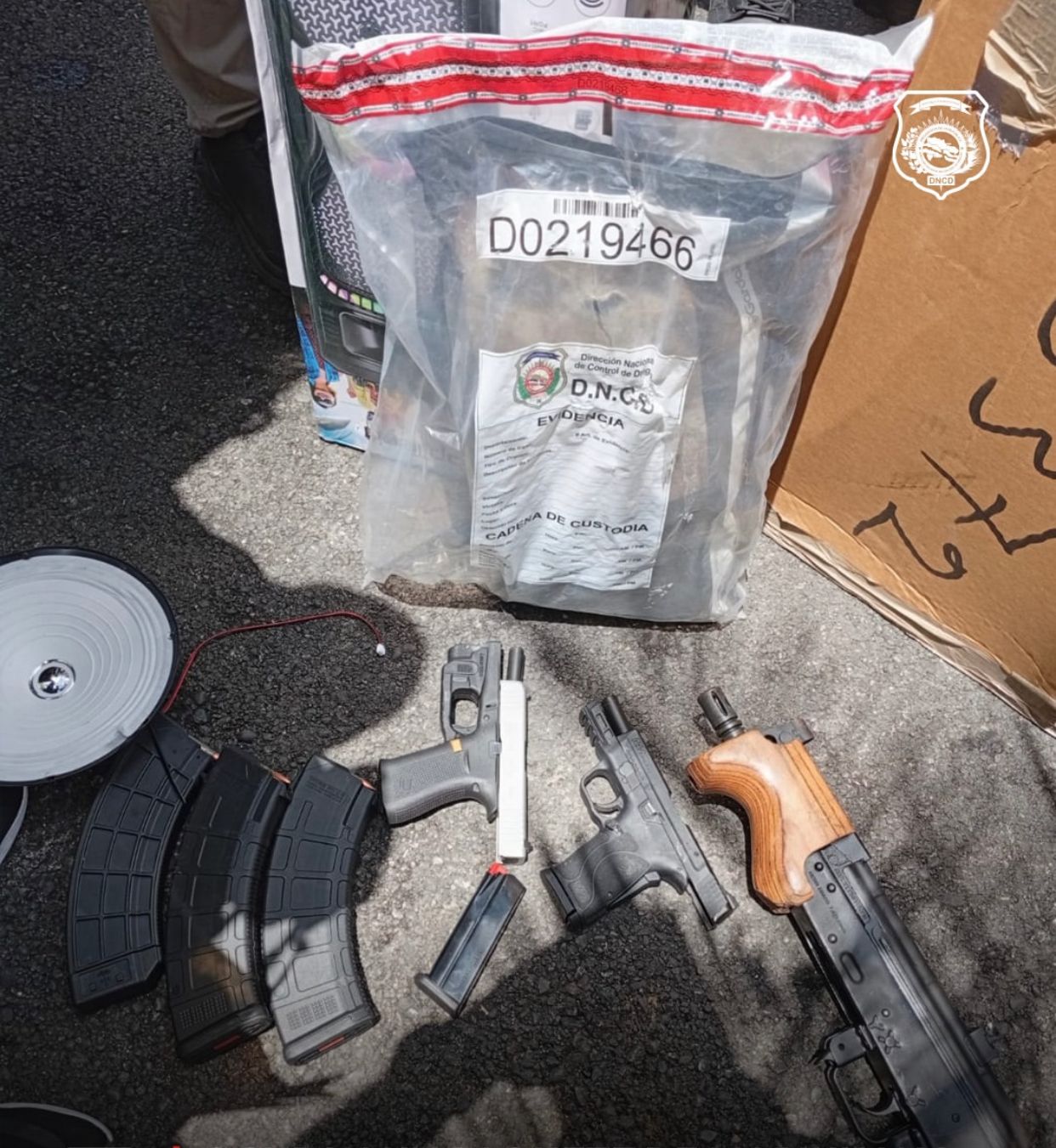 Aduanas y DNCD incautan armas y drogas dentro de caja y bocina en el puerto de Haina
