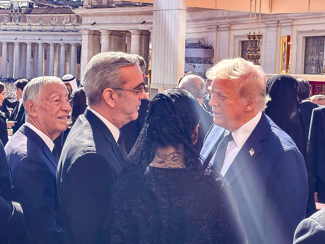 Presidente Abinader y Donald Trump conversan brevemente durante ceremonial al Papa Francisco