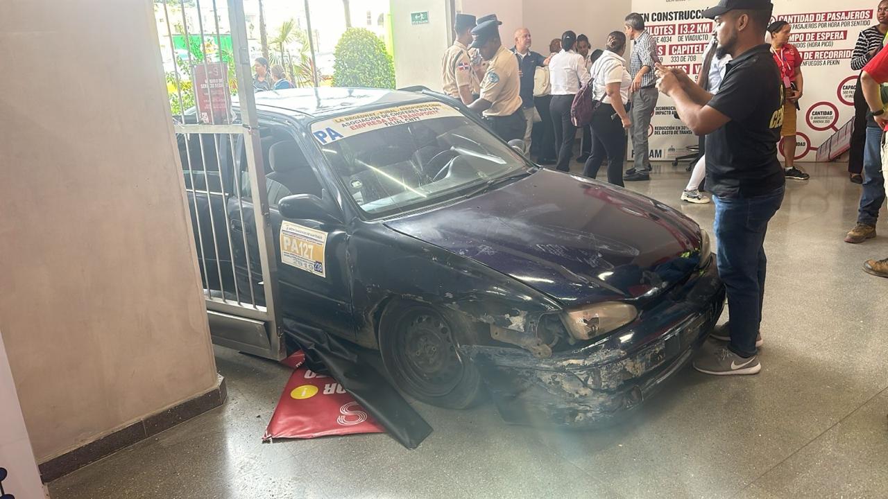 Chofer de carro público se accidenta en la terminal 1 del teleférico de Santiago