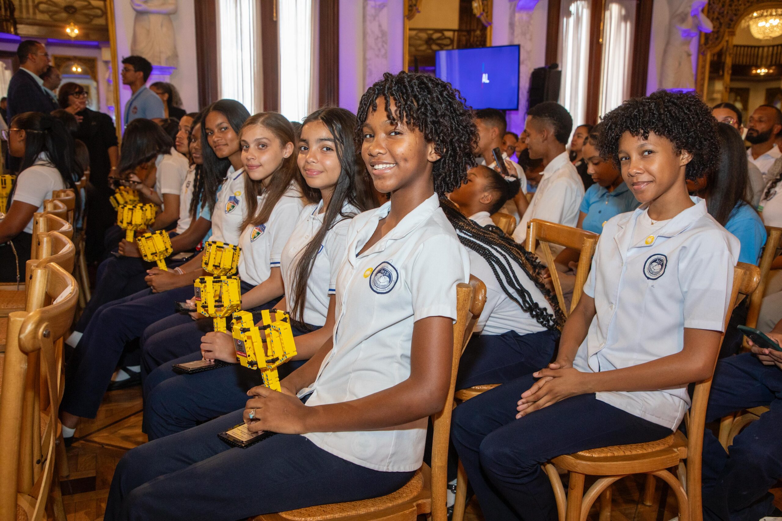 Presidente Abinader destaca conquistas de estudiantes dominicanos en competencias de ciencia, tecnología, ingeniería, arte y matemáticas