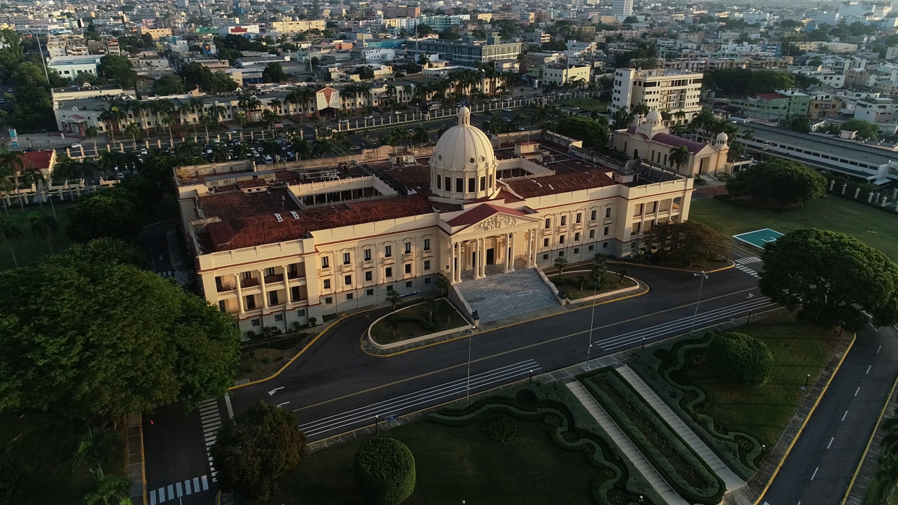 Presidente Abinader crea comisión para estudio del marco jurídico migratorio de la República Dominicana