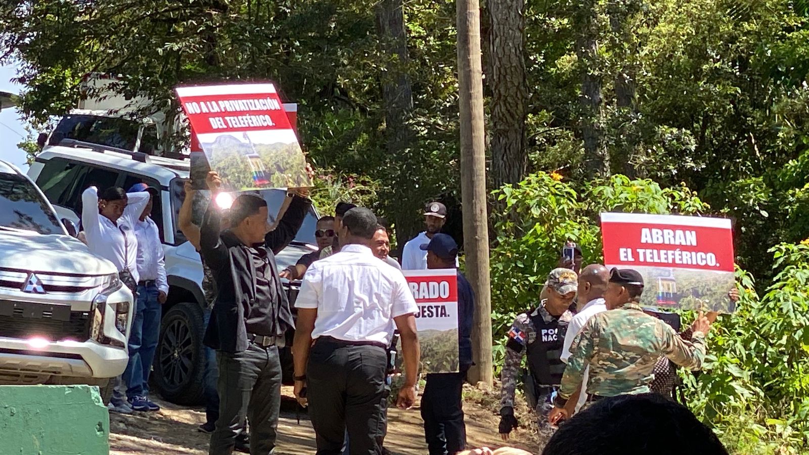 Protestan en Puerto Plata por cierre del teleférico durante acto de puesta en funcionamiento de un radar