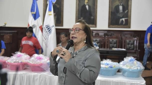 Gobernadora de Santiago propone reubicar árboles para garantizar avance del monorriel
