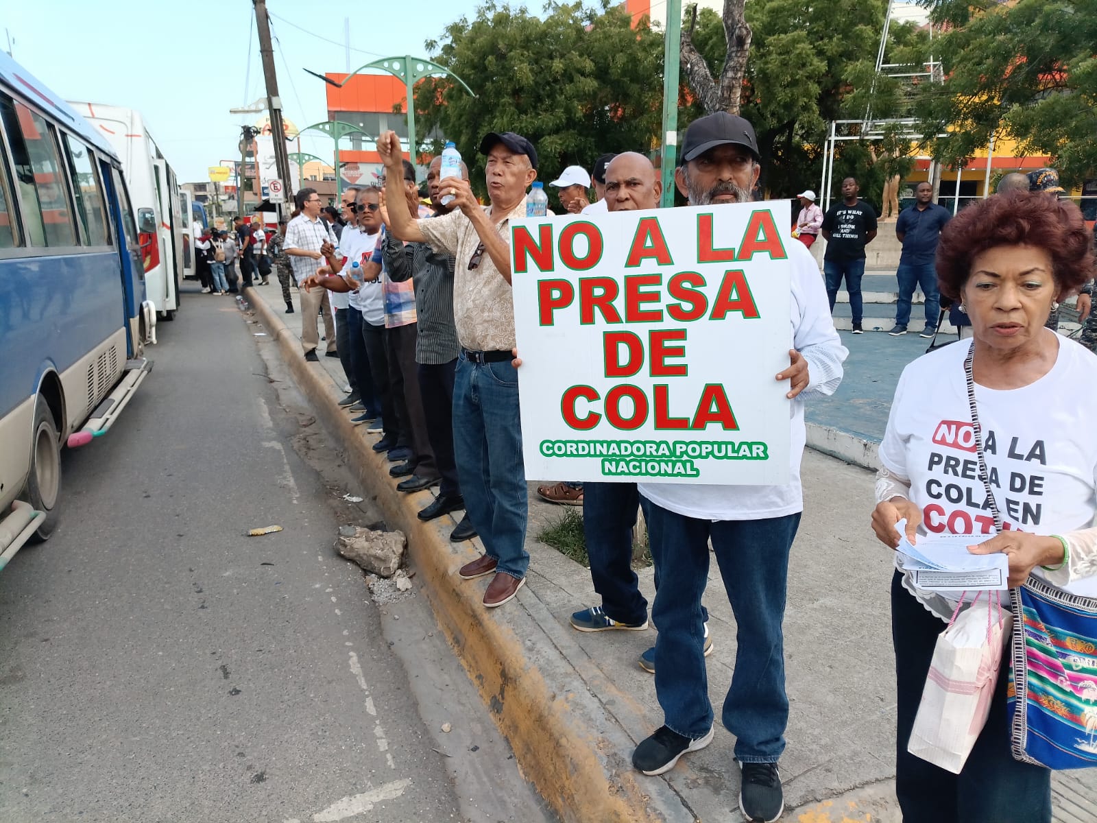 Organizaciones ambientalistas y sociales se manifiestan contra Barrick Gold en Santiago y Santo Domingo