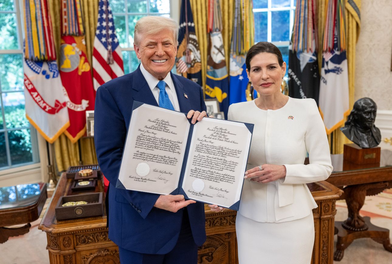 Embajadora María Isabel Castillo Báez presenta cartas credenciales al presidente Donald Trump