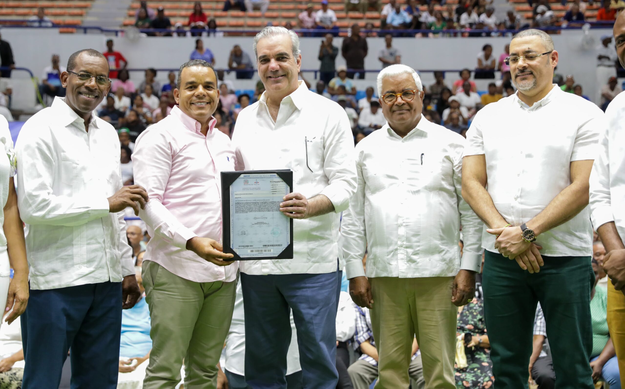Presidente Abinader entrega 1,600 títulos de propiedad de un total de 2,521, en La Romana