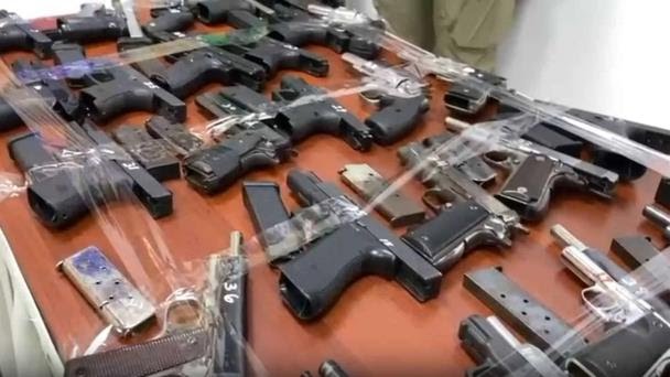 Fiscalía de Duarte entrega al Ministerio de Defensa 44 armas incautadas; incluidas 20 de guerra