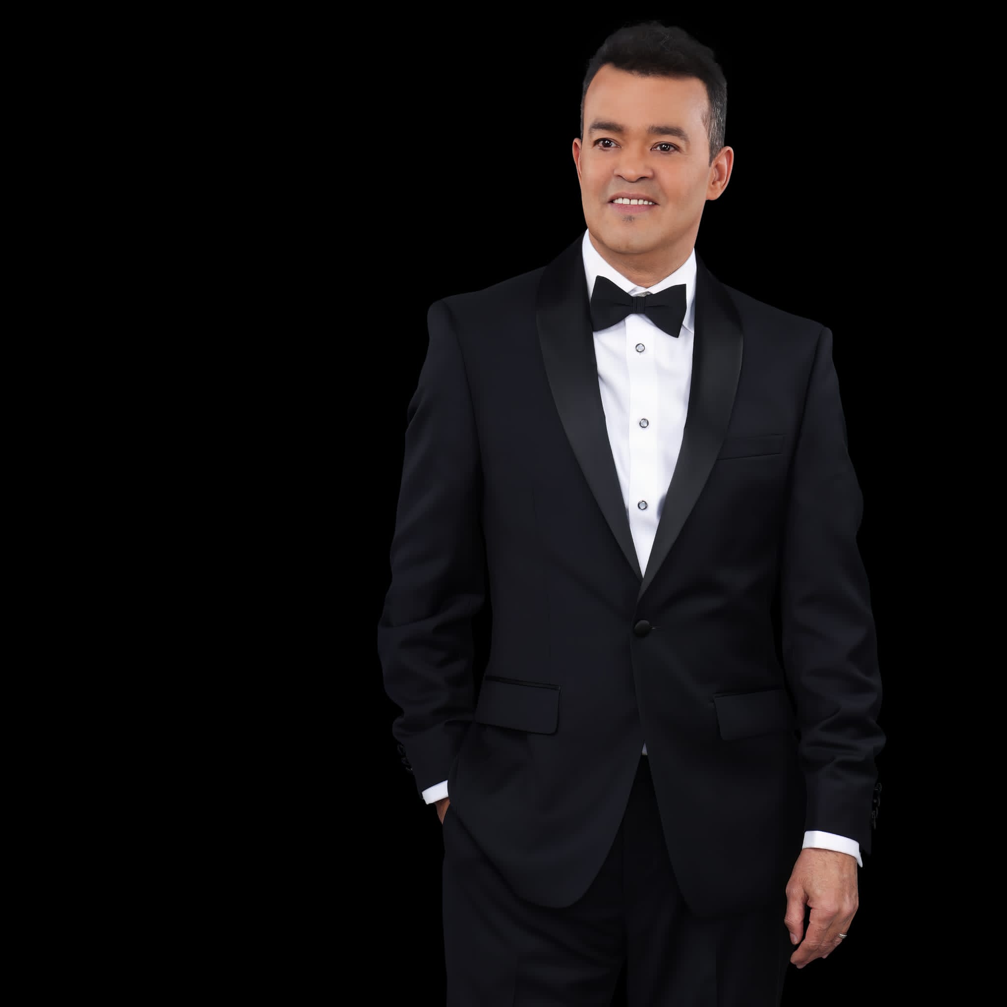 Alex Bueno logra acogida con su versión en merengue «Gente Luminosa»