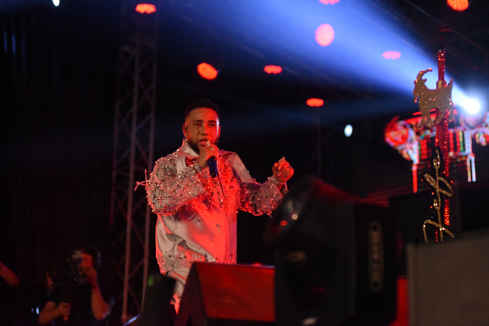 Elvis Martínez vive su momento culmen con dos noches de éxitos de “Un Camarón en la Arena”