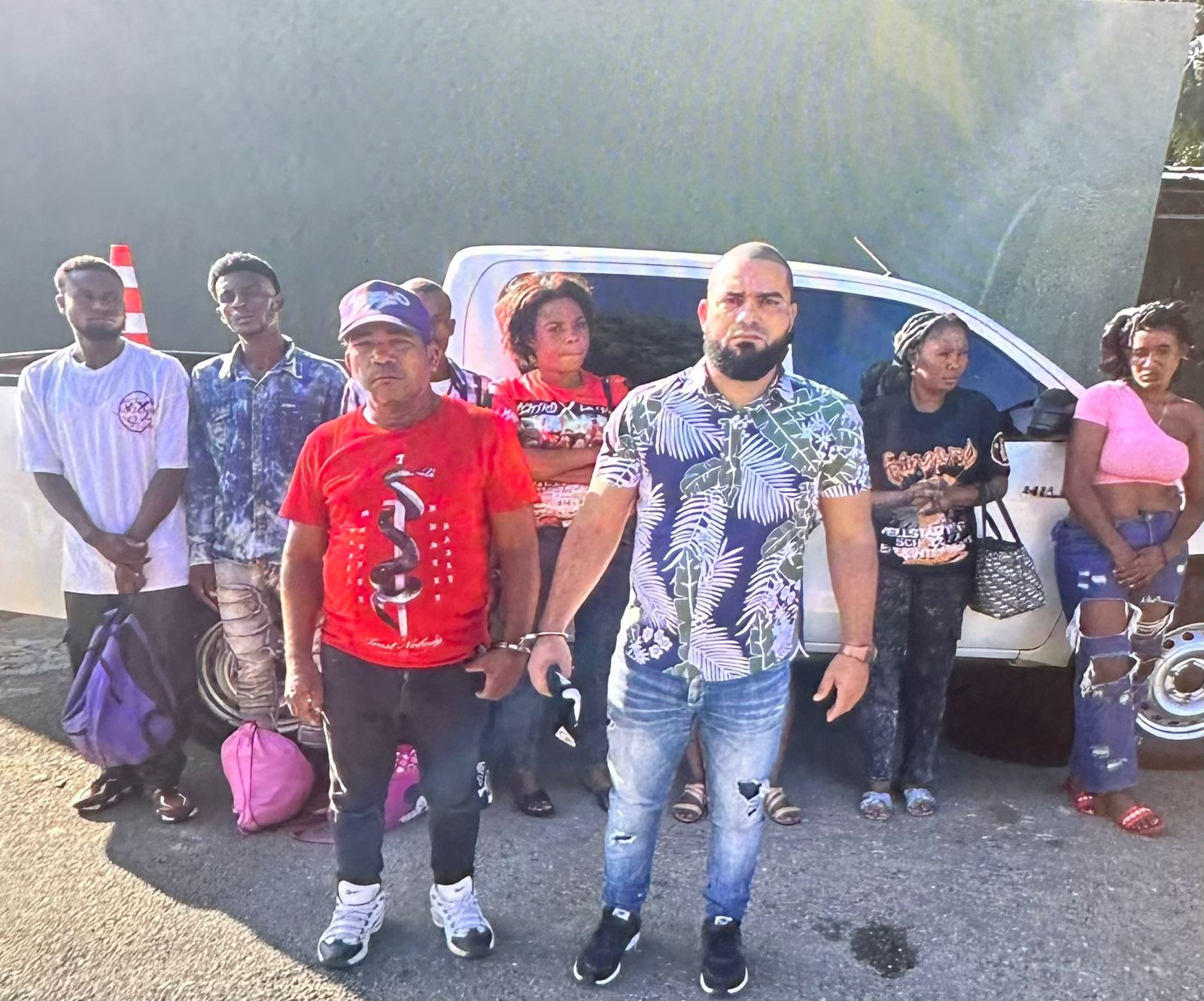 Detienen empleado público transportando indocumentados haitianos en Valverde