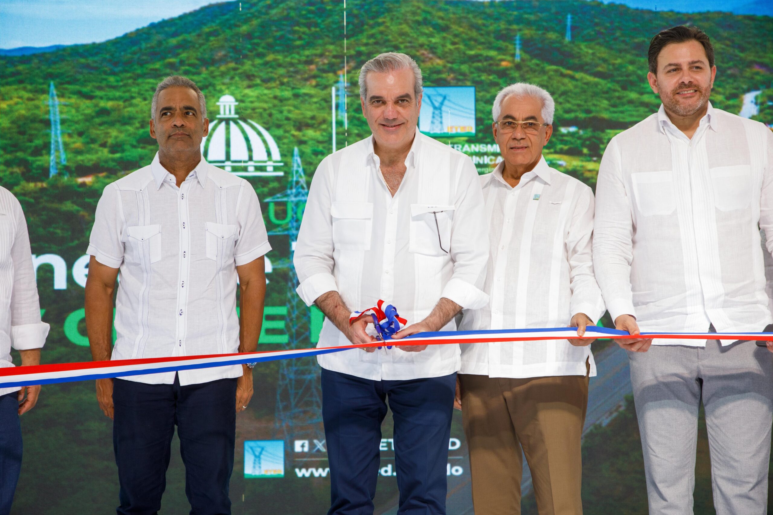 Presidente Abinader sostiene encuentro con más de 300 jóvenes de Azua para escuchar sus inquietudes y presentar oportunidades de desarrollo