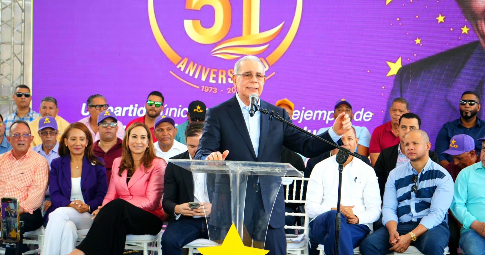 Danilo Medina denuncia el abandono de 11 mil aulas y califica como “criminal” el retroceso del modelo de Tanda Extendida