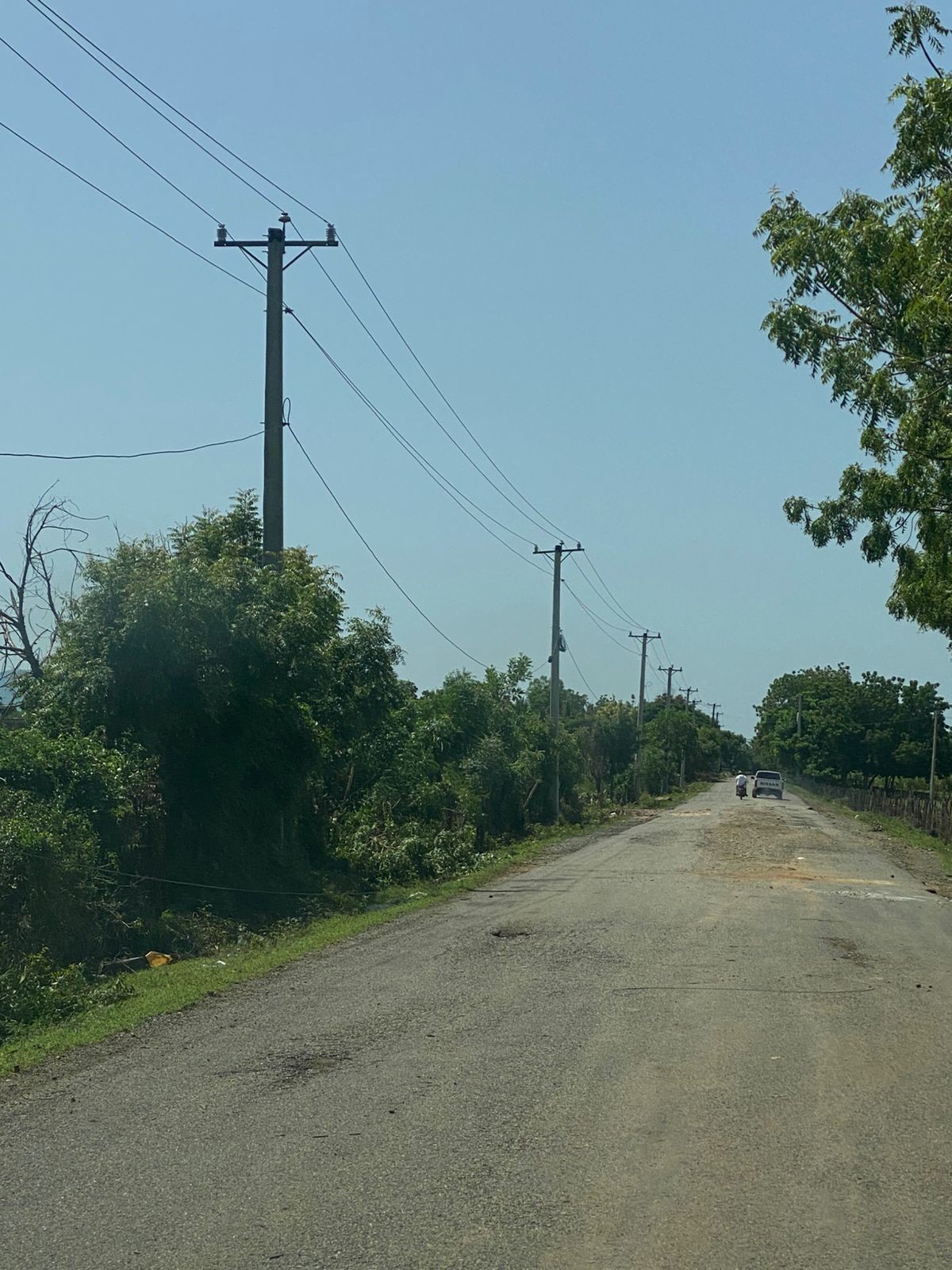 EDENORTE restablece servicio eléctrico en Cayuco, Dajabón tras caída de 10 postes por tornado