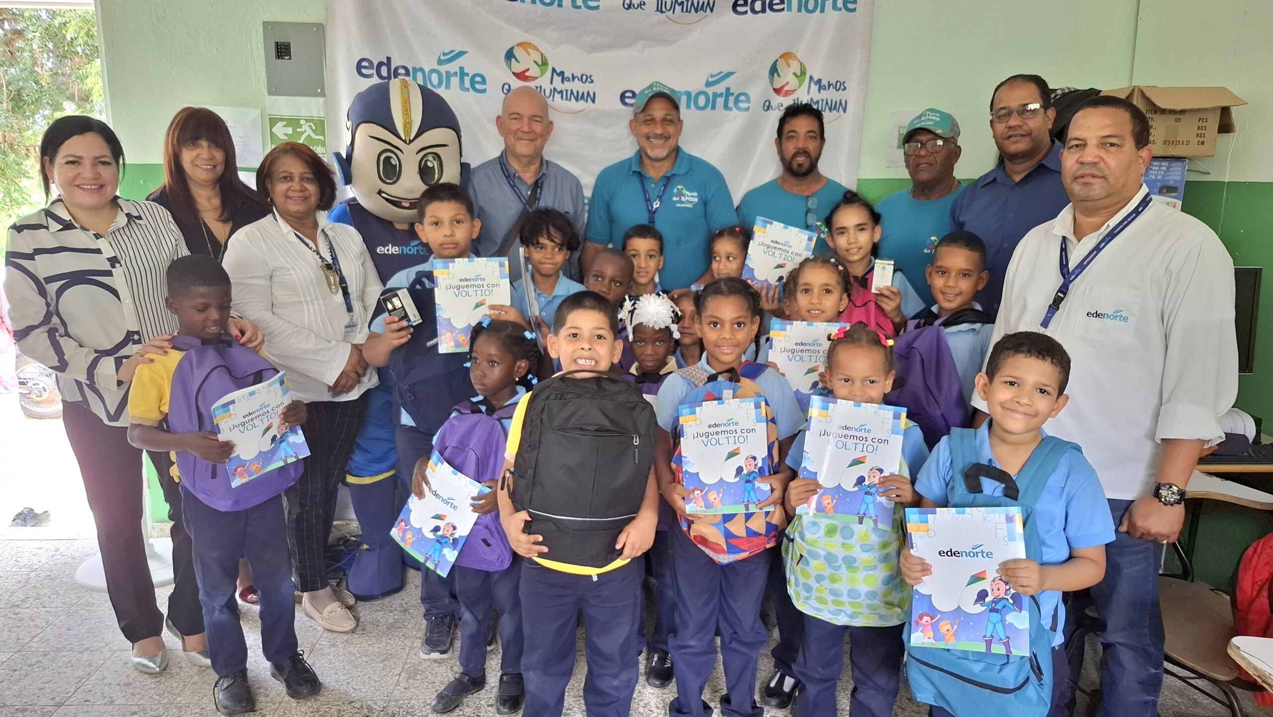 EDENORTE beneficia a cientos de estudiantes con entrega de mochilas escolares a través de su voluntariado