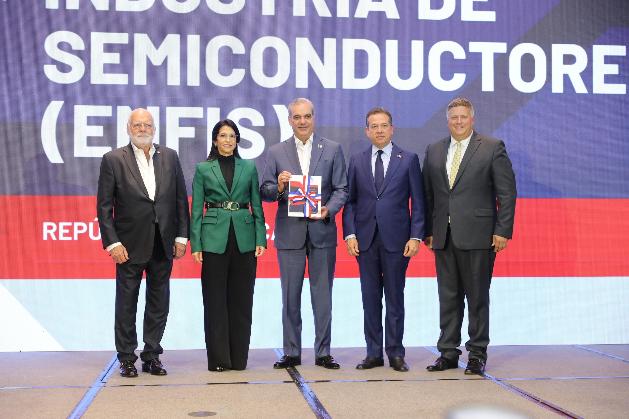 Presidente Abinader recibe Estrategia Nacional para posicionar a RD como referente en manufactura y ensamblaje de semiconductores