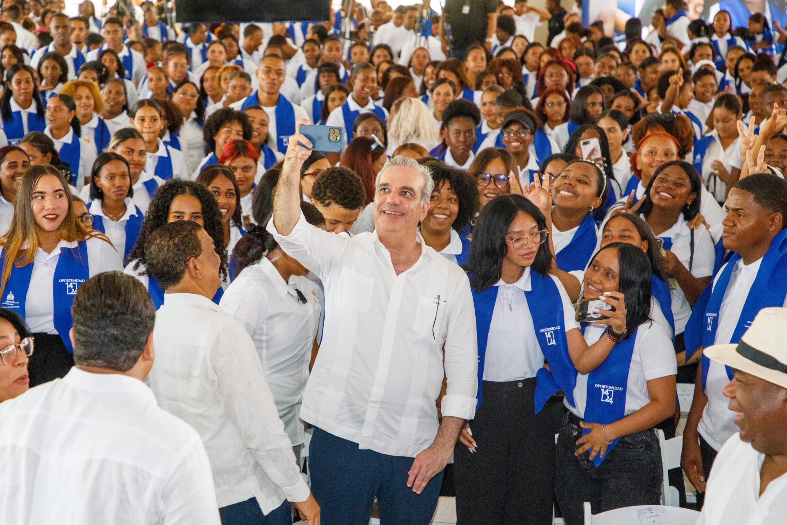 Presidente Abinader encabeza graduación de más de mil jóvenes del programa Oportunidad 14-24 en región Sur e inaugura destacamento policial