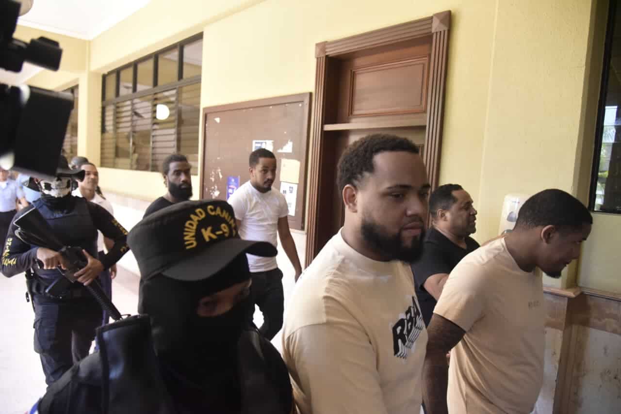 Aplazan para el 12 de septiembre audiencia de coerción contra seis acusados de violar joven en Villa González