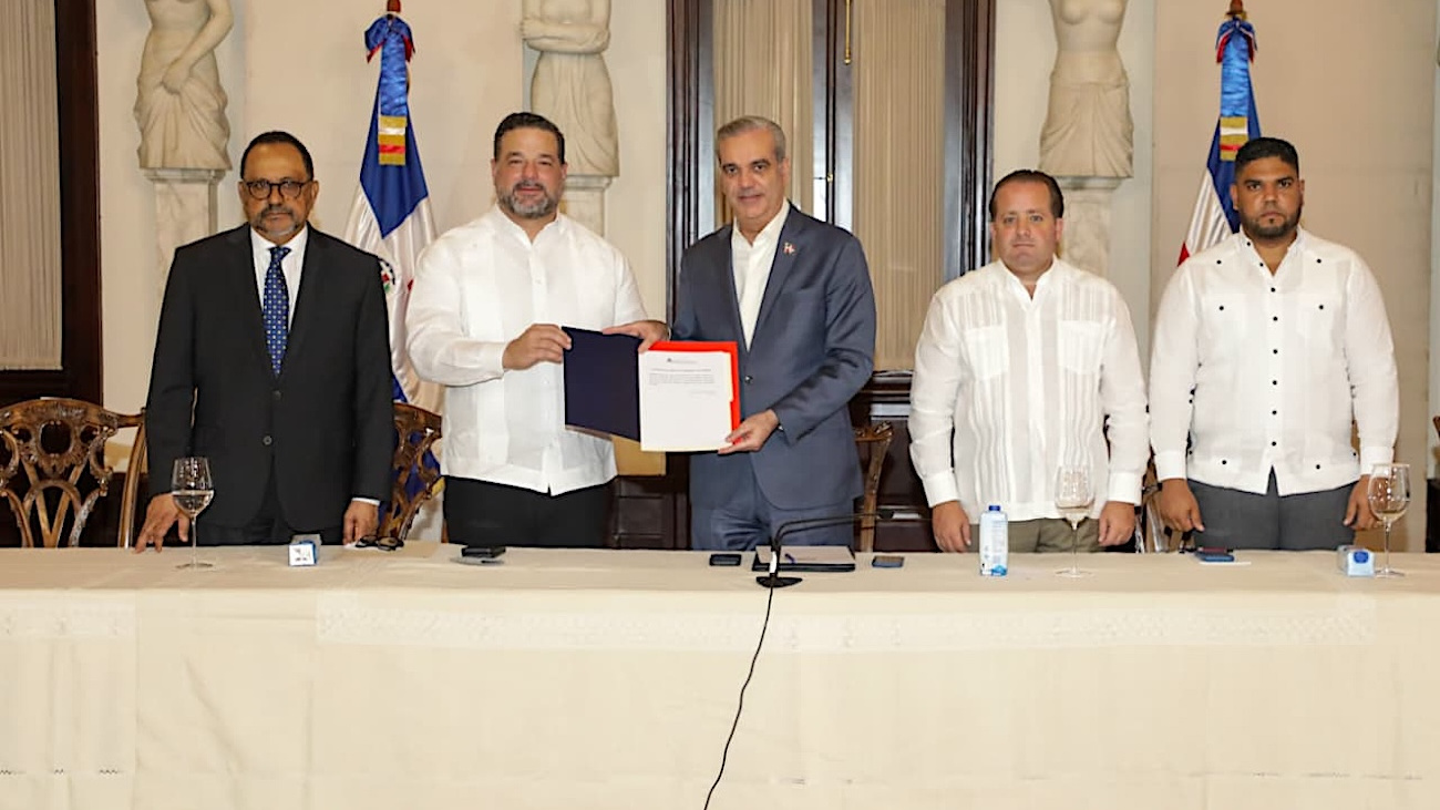 Presidente Abinader anuncia inicio titulación de más de 43 millones de metros cuadrados en Parque Nacional Los Haitises y Reserva Forestal Loma Novillero