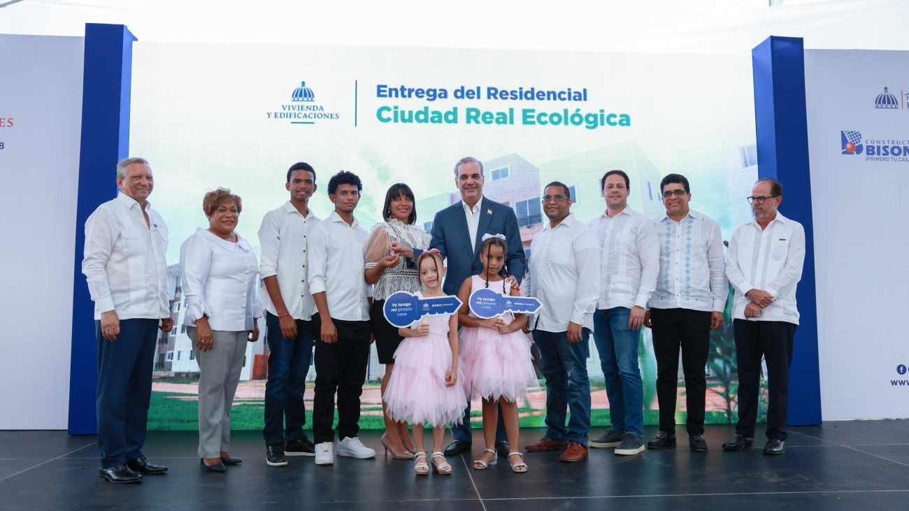 Presidente Abinader supera las 20 mil viviendas entregadas en su gestión; este domingo, 488 familias en SDE recibieron su nuevo hogar