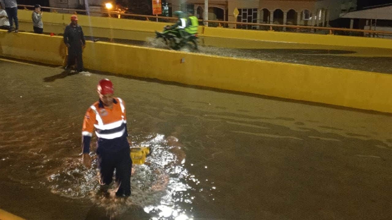 Caos vehicular en Santiago por inundaciones tras fuertes lluvias