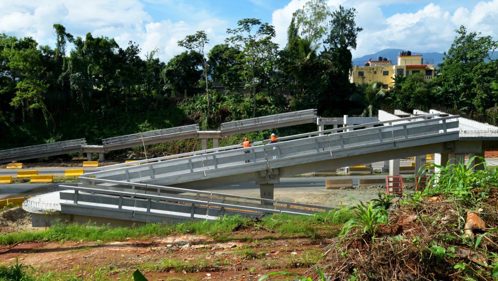 Obras Públicas instalará las vigas centrales del nuevo puente peatonal y motorizado en Villa Altagracia