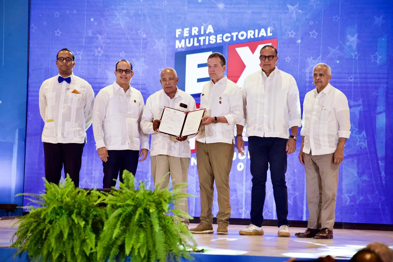 MICM y ODAC entregan acreditación internacional al Clúster del Aguacate de Cambita durante Expo Constitución 2025