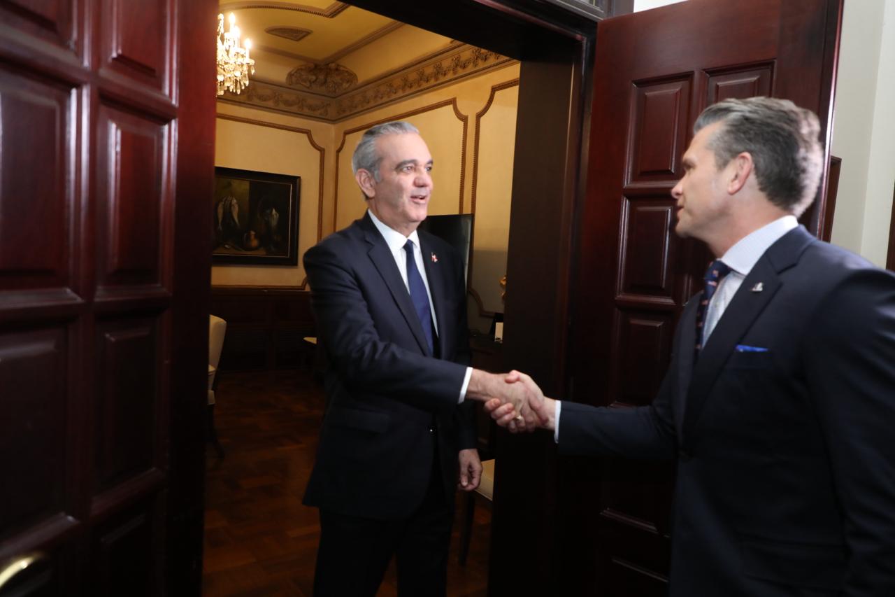 Presidente Abinader recibe al secretario de Defensa de EE. UU., Pete Hegseth en el Palacio Nacional