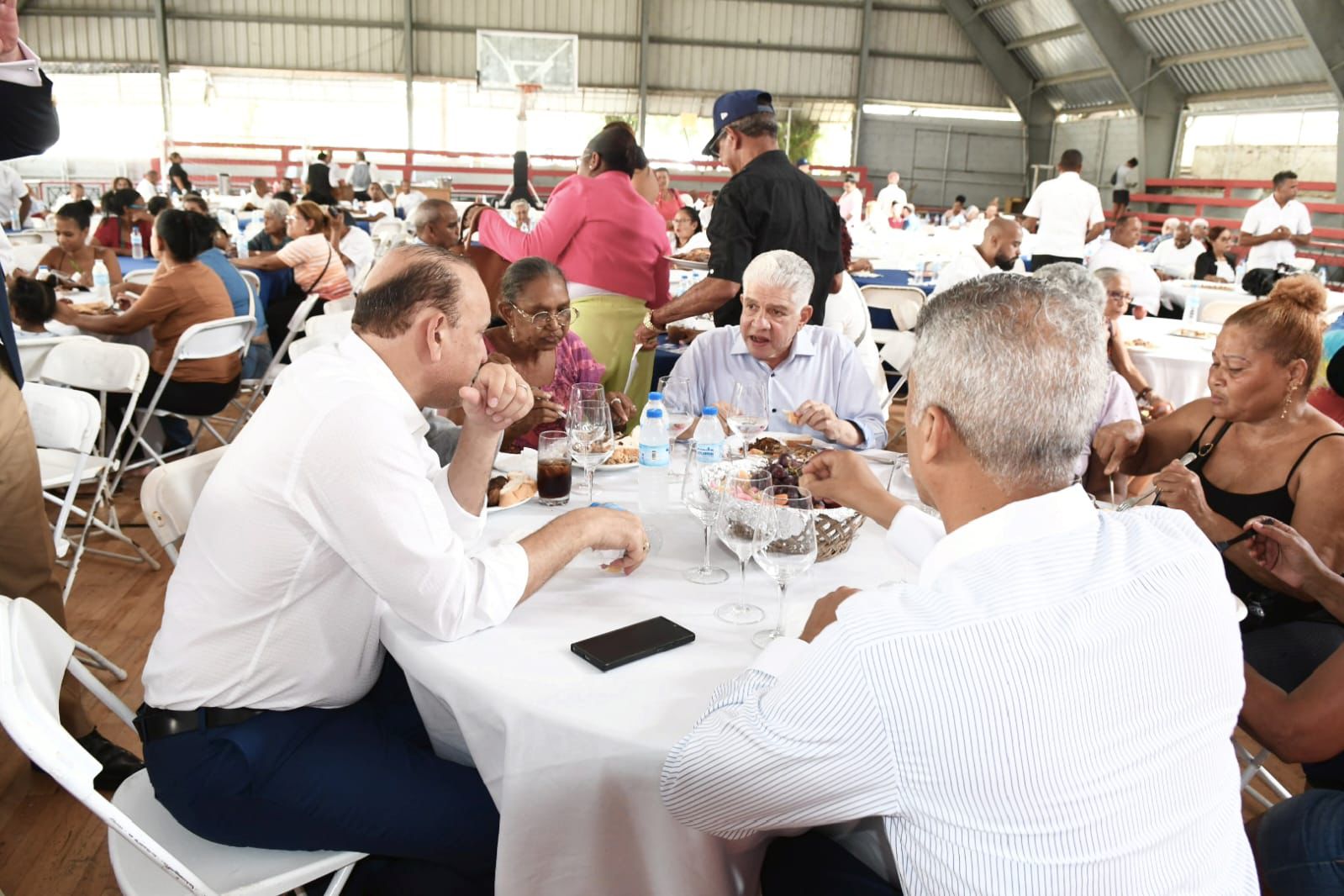 El ministro Eduardo Estrella encabezó almuerzo con comunitarios en Club Plaza Valerio
