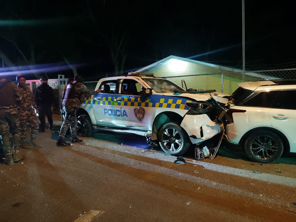 PN y DIGESETT investigan accidente de unidad patrullera en Villa González que dejó un fallecido y un herido