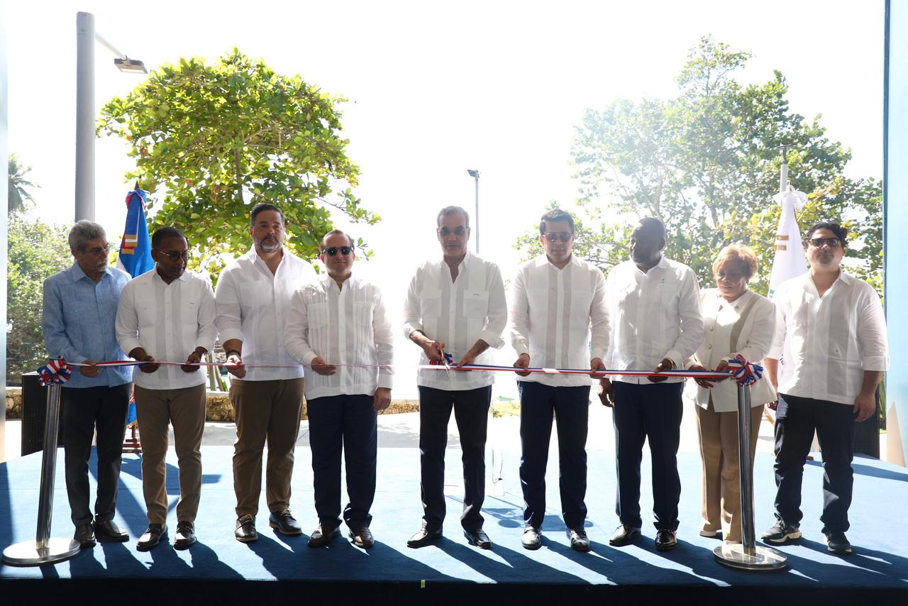 Presidente Abinader y ministro Collado inauguran remodelado parque submarino La Caleta.
