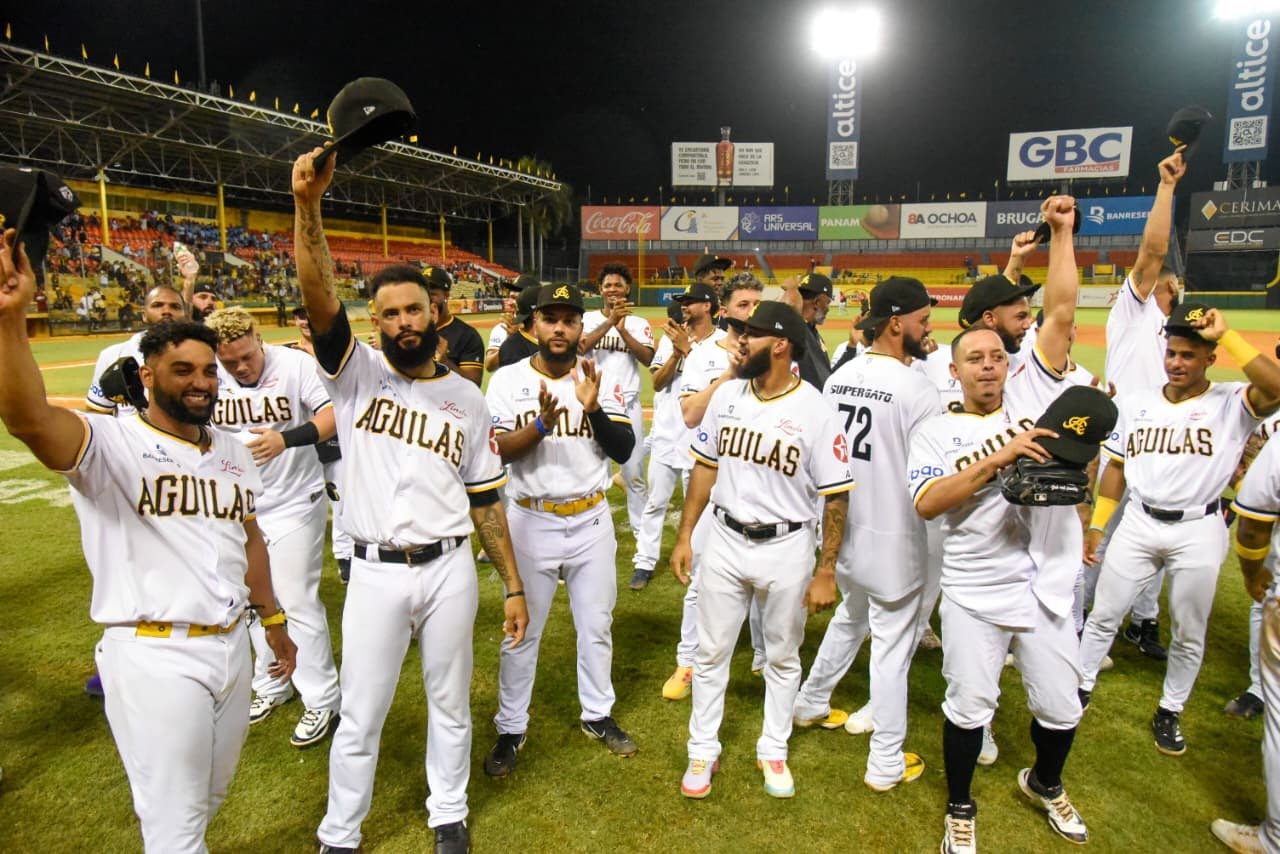 Águilas Cibaeñas pintan de blanco a Leones y clasifican al Round Robin