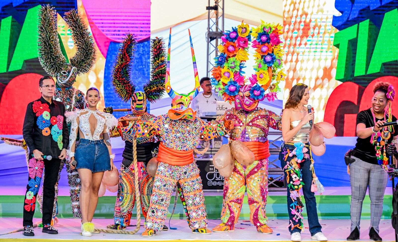 Carnaval de Santiago inicia con un derroche de colorido y lleno de innovaciones