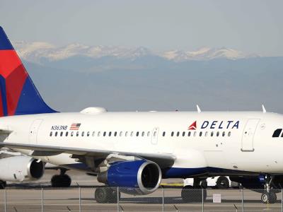 Delta Airlines anuncia aumento en tarifas de equipaje