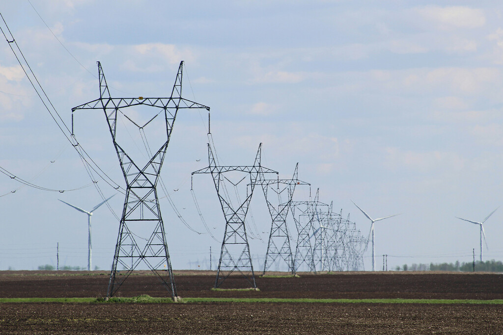 El petróleo se dispara en medio de la guerra, Europa considera resucitar el impuesto a las energéticas