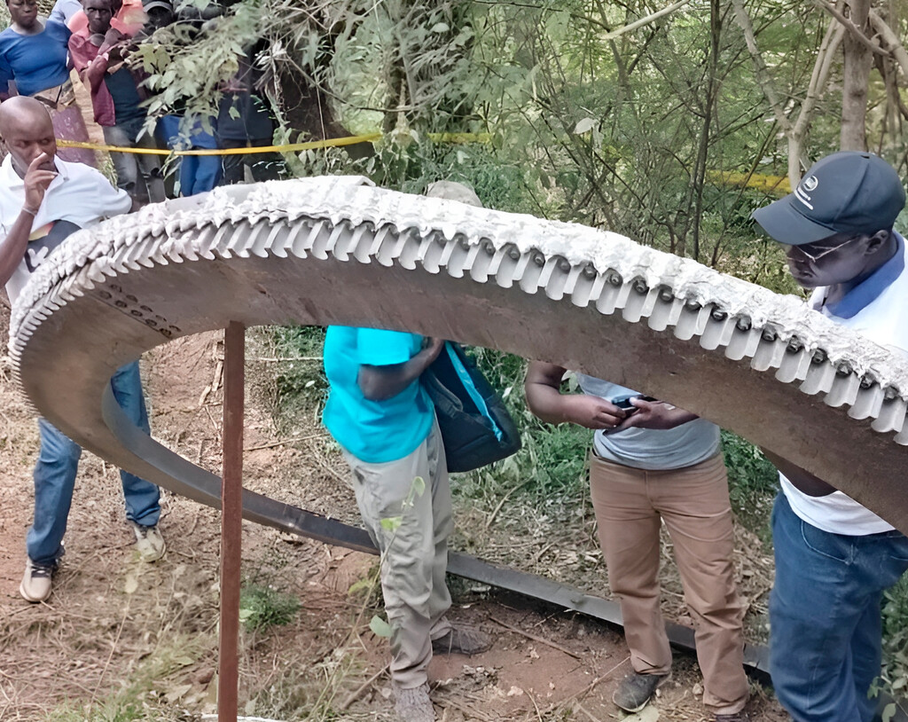 Un anillo metálico de media tonelada cayó del cielo en Kenia. Más de un año después seguimos sin saber de dónde vino