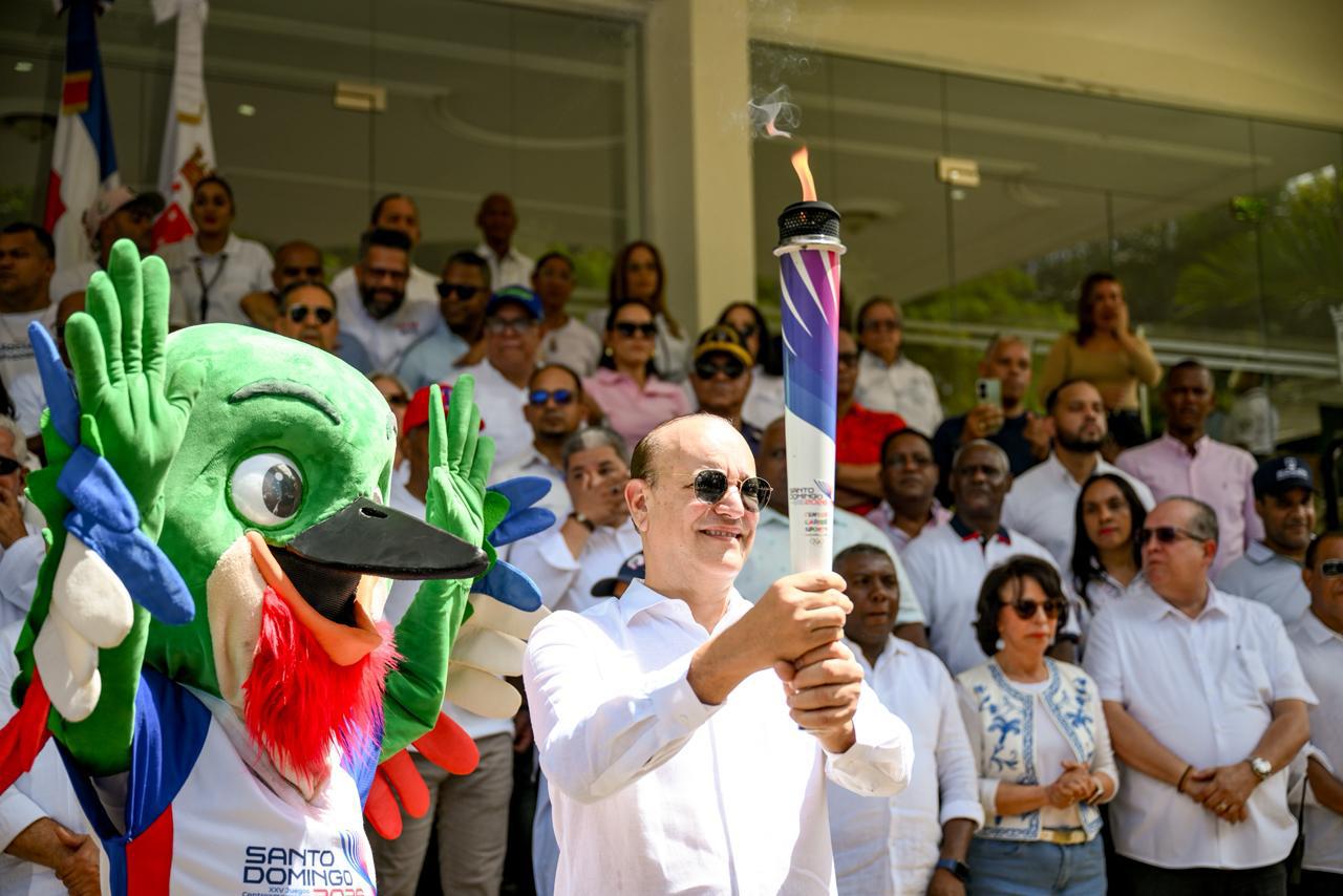 Alcalde Ulises Rodríguez recibe en Santiago la Antorcha de los XXV Juegos Centroamericanos y del Caribe Santo Domingo 2026