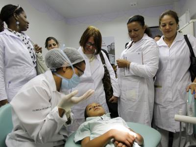EE.UU. sanciona ministro de Salud de Cuba y red brigadas médicas