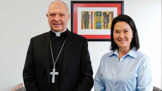 Keiko Fujimori recibe al representante del Papa en Perú para coordinar la visita de León XIV