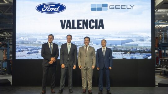 La fábrica de Almussafes respira: Ford y Geely llegan a un acuerdo para fabricar cuatro coches en Valencia