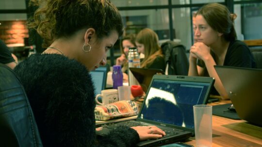 La generación Z no aguanta más de un año en sus empleos: no es por deslealtad ni salarios, es para ser mejores profesionales