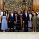 La reina Letizia recibe a jóvenes becarios de RD, Colombia y Perú