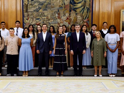 La reina Letizia recibe a jóvenes becarios de RD, Colombia y Perú