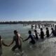 1,500 niños participan en curso de natación en Gaza
