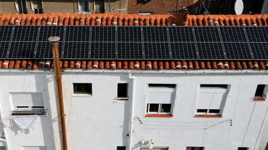 A España le sobra sol: bate récords de energía solar mientras tira una buena parte a la basura