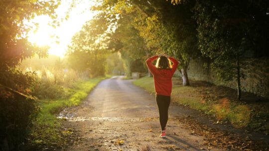 A partir de los 50, salir a caminar no basta: la ciencia y los expertos avisan de que la clave está en cómo lo haces
